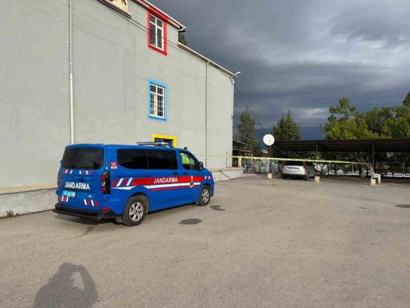 12 YAŞINDAKİ ÖĞRENCİ OKUL MÜDÜRÜNÜ VURDU: O ANLAR KAMERADA