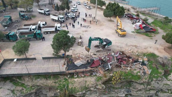 ADANA’DA YIKIM GERGİNLİĞİ BİTTİ: KEPÇELER YIKIMA BAŞLADI