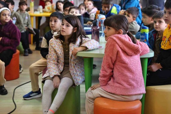 DOĞAN HIZLAN KÜTÜPHANESİ’NDE İMZA ETKİNLİĞİ