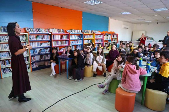 DOĞAN HIZLAN KÜTÜPHANESİ’NDE İMZA ETKİNLİĞİ