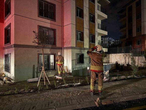 BABASIYLA TARTIŞIP, İNTİHAR İÇİN ÇATIYA ÇIKAN VATANDAŞI EKİPLER VAZGEÇİRDİ