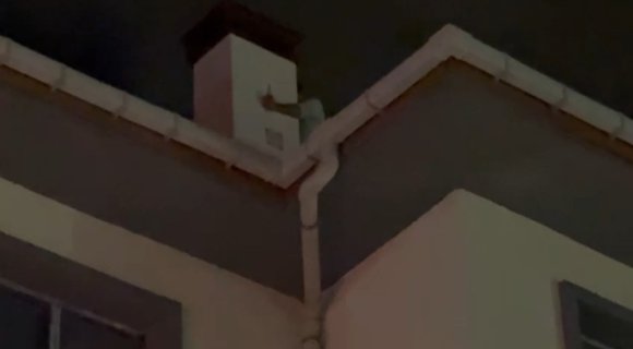 BABASIYLA TARTIŞIP, İNTİHAR İÇİN ÇATIYA ÇIKAN VATANDAŞI EKİPLER VAZGEÇİRDİ