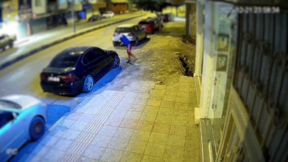 PARK HALİNDEKİ 6 ARAÇ VE 4 İŞ YERİNİN CAMLARINI TAŞLA KIRAN ALKOLLÜ ŞAHIS TUTUKLANDI