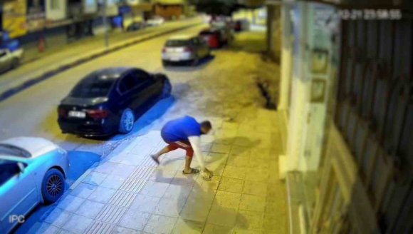 PARK HALİNDEKİ 6 ARAÇ VE 4 İŞ YERİNİN CAMLARINI TAŞLA KIRAN ALKOLLÜ ŞAHIS TUTUKLANDI