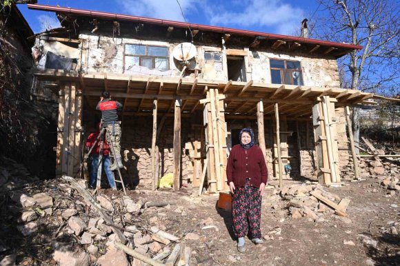 ISPARTA’DA YAŞLI KADININ 70 YILLIK EVİ DAHA GÜVENLİ BİR YUVAYA DÖNÜŞTÜRÜLDÜ