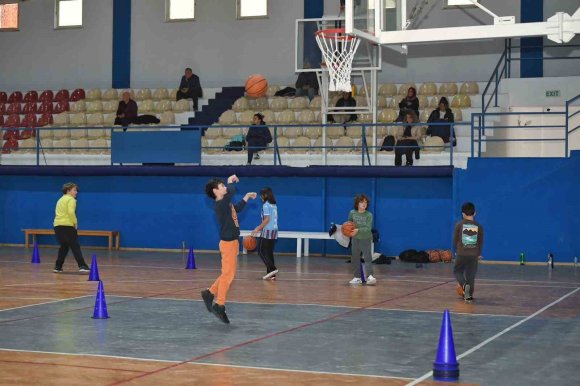 İSMET SELEKLER SPOR KOMPLEKSİ’NDE KURSLAR BAŞLADI