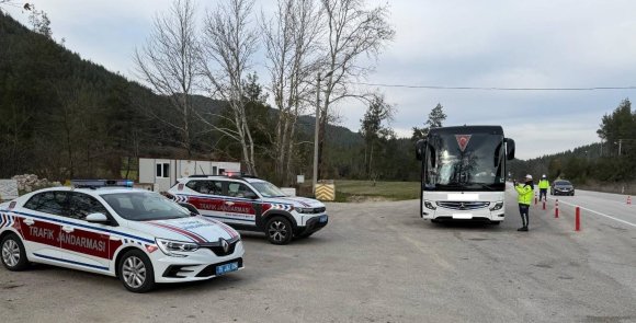 BURDUR’DA JANDARMADAN TRAFİK DENETİMİ: 502 ARAÇ VE SÜRÜCÜSÜNE PARA CEZASI