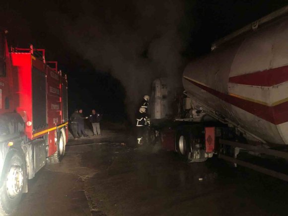 BURDUR’DA TIR YANARAK KULLANILMAZ HALE GELDİ