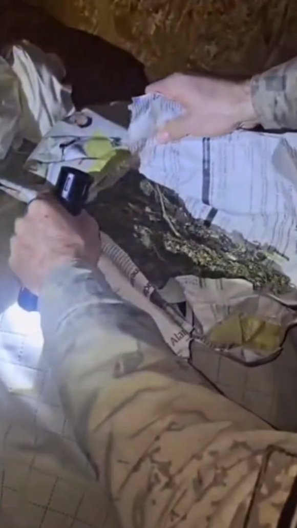 EVDEKİ EŞYALARIN İÇİNDEN UYUŞTURUCU ÇIKTI