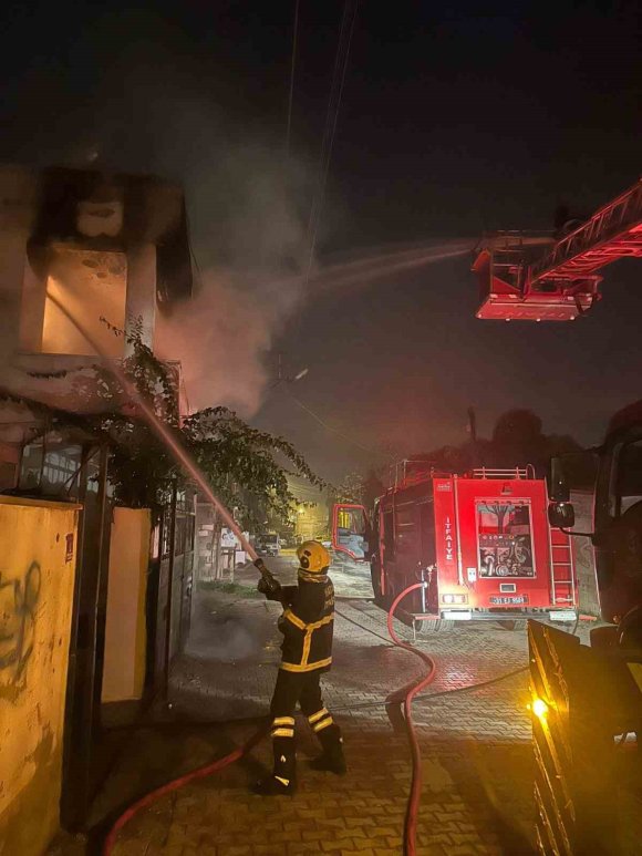 HATAY’DA MÜSTAKİL EV ALEVLERE TESLİM OLDU