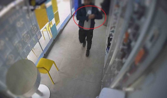 CAMEKANDAKİ CEP TELEFONUNU KAŞLA GÖZ ARASINDA ÇALAN HIRSIZIN O ANLARI KAMERADA