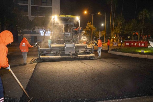 MERSİN’DE ASFALT MESAİSİ GECEYE TAŞINDI