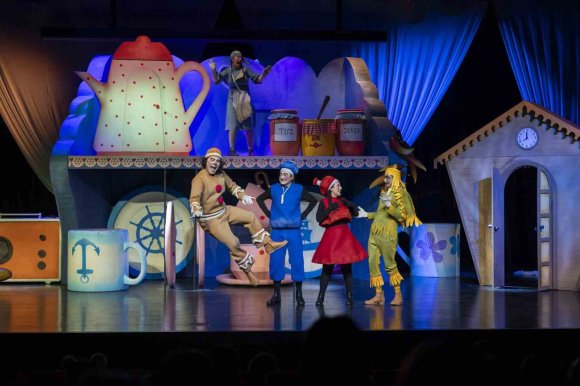 ‘BİSKÜVİ ADAM’ SAHNEYE ÇIKTI, MİNİK SEYİRCİLER KAHKAHAYA BOĞULDU