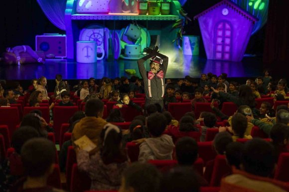 ‘BİSKÜVİ ADAM’ SAHNEYE ÇIKTI, MİNİK SEYİRCİLER KAHKAHAYA BOĞULDU