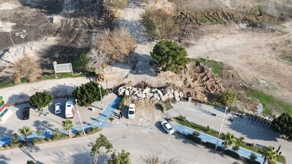 ADANA’DA YIKIM YAPILAN AMERİKAN ADASI GİRİŞİ KAYALARLA KAPATILDI