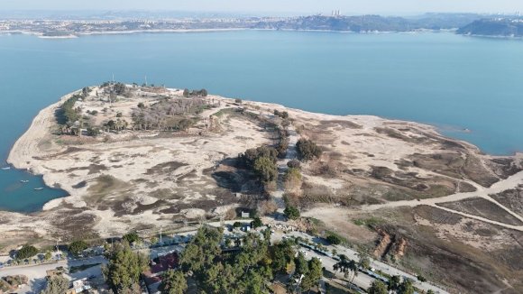 ADANA’DA YIKIM YAPILAN AMERİKAN ADASI GİRİŞİ KAYALARLA KAPATILDI