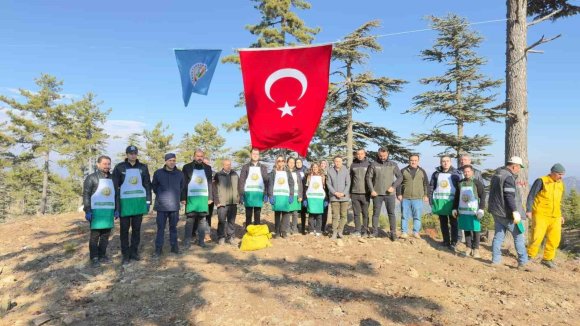 FEKE’DE BİR TON TOHUM TOPRAKLA BULUŞTU