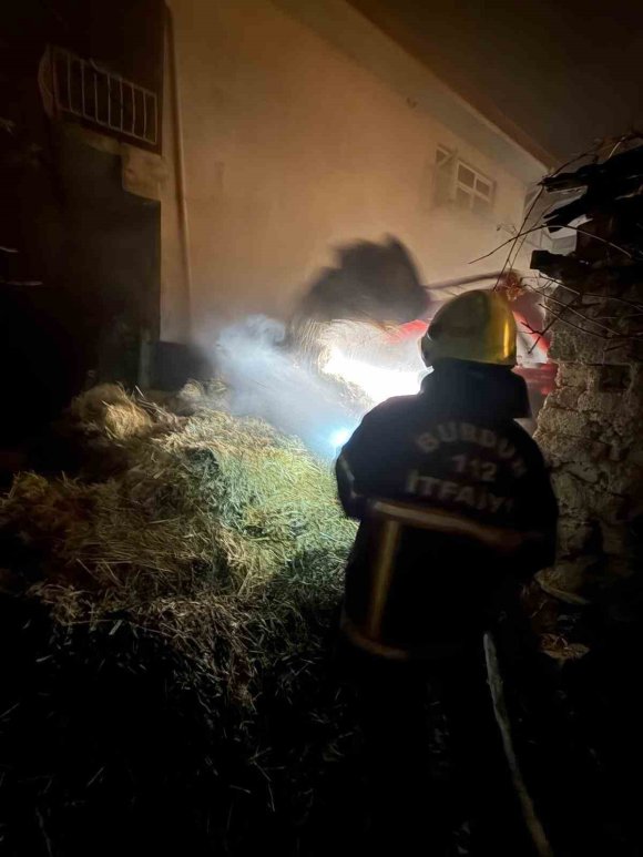 BURDUR’DA ÇIKAN YANGINDA 2 BİNE YAKIN SAMAN BALYASI ZARAR GÖRDÜ