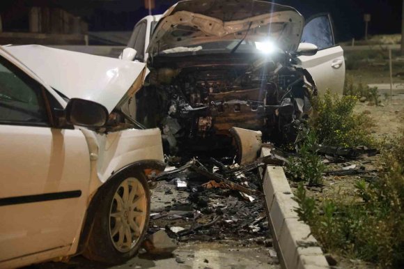 KAFA KAFAYA ÇARPIŞAN OTOMOBİLLER HURDAYA DÖNDÜ: 2 YARALI