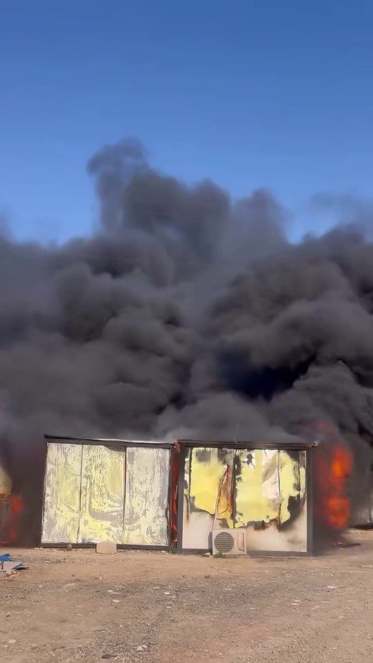 İŞÇİLERİN KALDIĞI KONTEYNER YATAKHANE ALEVLERE TESLİM OLDU