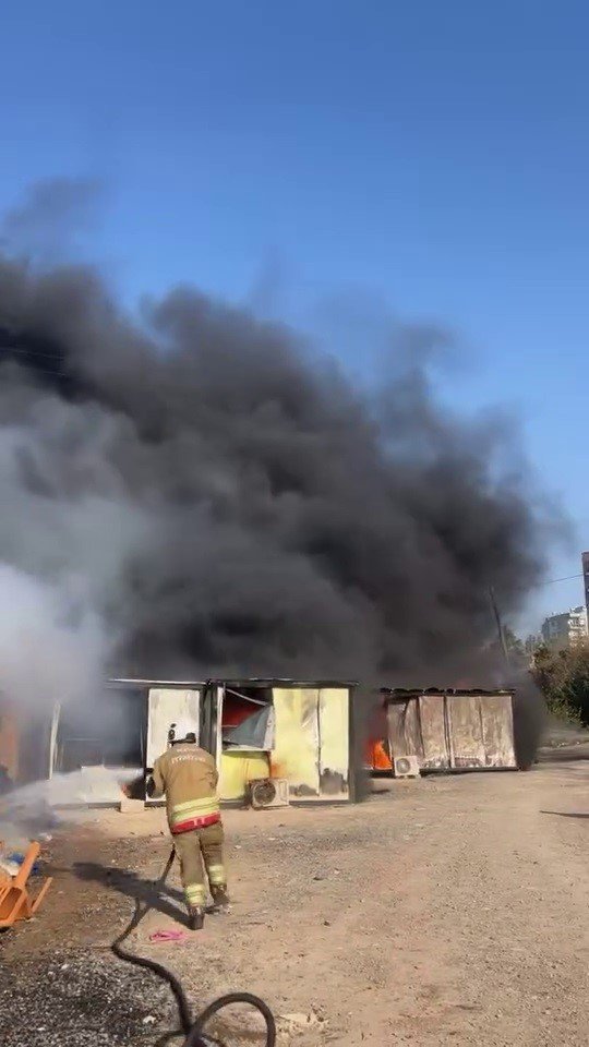 İŞÇİLERİN KALDIĞI KONTEYNER YATAKHANE ALEVLERE TESLİM OLDU