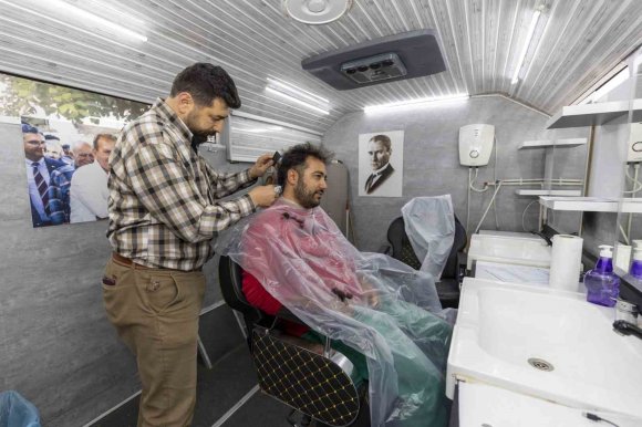 KUAFÖR AYAĞA GELDİ, VATANDAŞ RAHATLADI