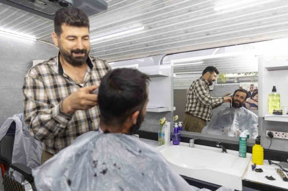 KUAFÖR AYAĞA GELDİ, VATANDAŞ RAHATLADI