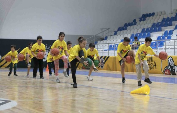 ÜCRETSİZ BASKETBOL KURSLARI ÇOCUKLARA HEM SPOR HEM GELECEK SUNUYOR