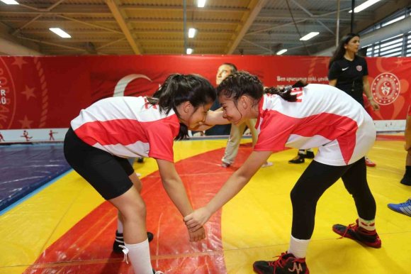 GELECEĞİN GÜREŞÇİLERİ KEPEZ’DE YETİŞİYOR