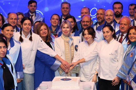 AKDENİZ ÜNİVERSİTESİ’NDE AKADEMİK TÖREN GURURU