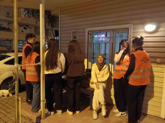 KUMLUCA’DA LİSE ÖĞRENCİLERİ 10 YILDIR YARDIMLAŞMA DUYGUSUNU CANLI TUTUYOR