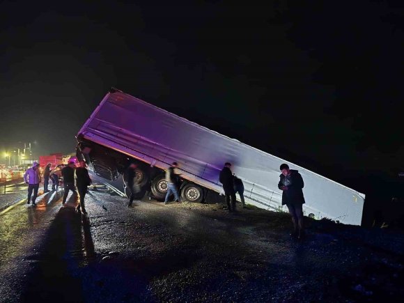 MANAVGAT’TA ŞARAMPOLE DEVRİLEN TIRIN SÜRÜCÜSÜ AĞIR YARALANDI