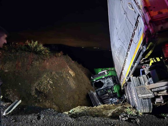 MANAVGAT’TA ŞARAMPOLE DEVRİLEN TIRIN SÜRÜCÜSÜ AĞIR YARALANDI