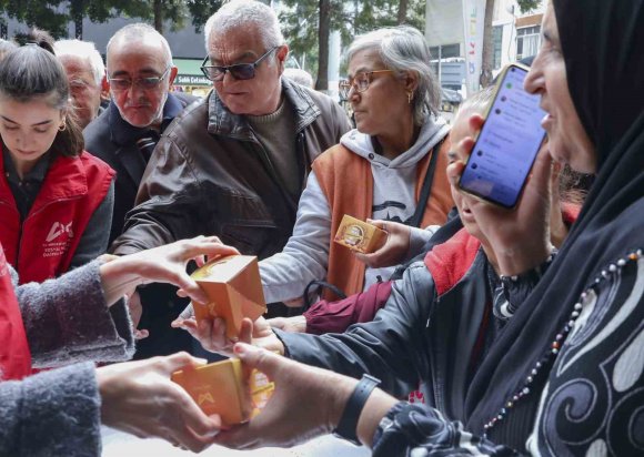 MERSİN’DE REGAİP KANDİLİNDE 15 BİN KANDİL SİMİDİ DAĞITILDI