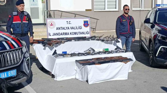 JANDARMADAN SİLAH OPERASYONU: 30 TABANCA, 27 AV TÜFEĞİ ELE GEÇİRİLDİ