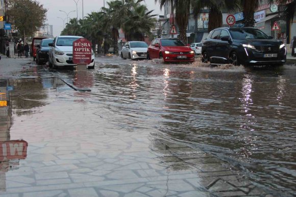 ADANA’DA PATLAYAN İÇME SUYU BORUSU SOKAKLARI GÖLE ÇEVİRDİ