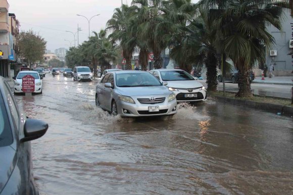 ADANA’DA PATLAYAN İÇME SUYU BORUSU SOKAKLARI GÖLE ÇEVİRDİ