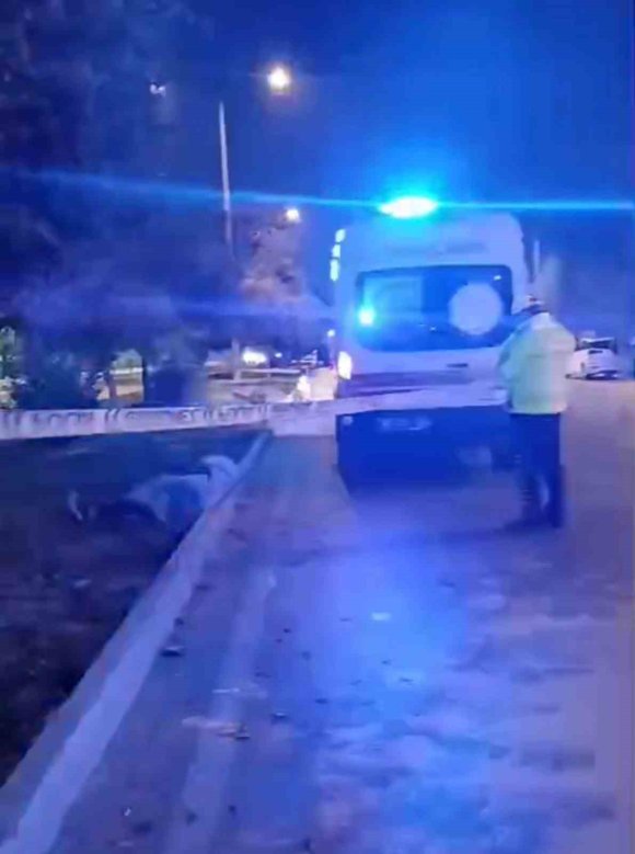 DİREKSİYON HAKİMİYETİNİ KAYBEDİP REFÜJE ÇARPAN MOTOSİKLET SÜRÜCÜSÜ ÖLDÜ