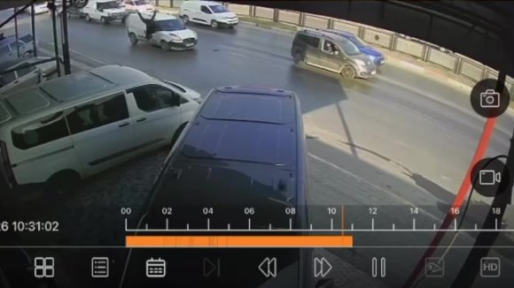 HAFİF TİCARİ ARAÇ YAYAYA ÇARPTI: O ANLAR KAMERADA