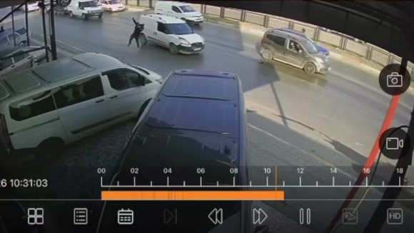 HAFİF TİCARİ ARAÇ YAYAYA ÇARPTI: O ANLAR KAMERADA