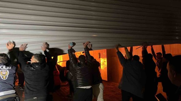 ALEVLERE TESLİM OLAN İŞ YERLERİNDEKİ ARAÇLARI KURTARMAK İÇİN ZAMANLA YARIŞTILAR