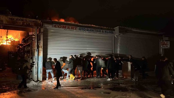 ALEVLERE TESLİM OLAN İŞ YERLERİNDEKİ ARAÇLARI KURTARMAK İÇİN ZAMANLA YARIŞTILAR