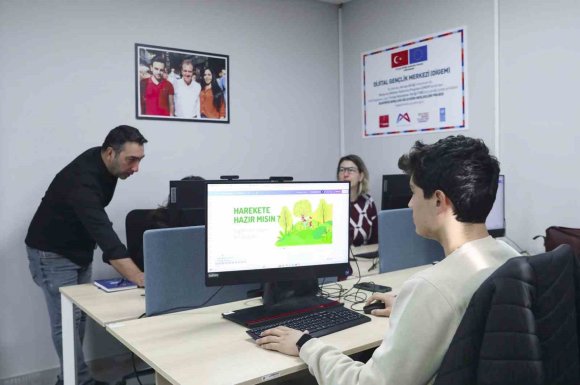 MERCEK’TE DİJİTAL TASARIM VE CANVA KURSUNA YOĞUN İLGİ