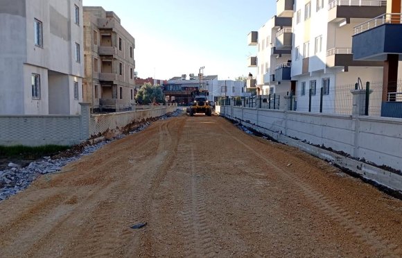 AKDENİZ’DE YOL ÇALIŞMALARI HIZ KESMİYOR