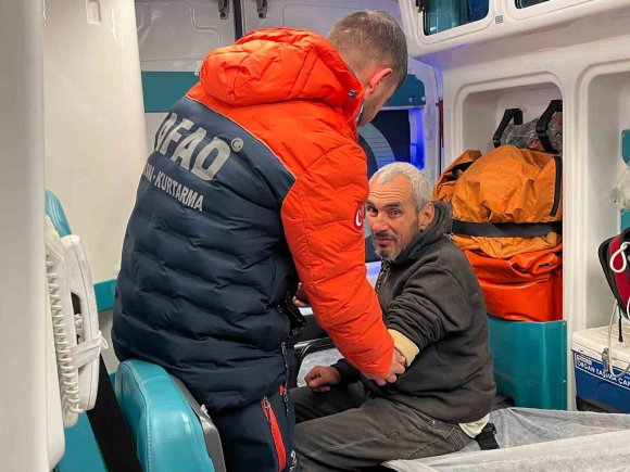 AFAD EKİPLERİ KAYIP ZİHİNSEL ENGELLİ VATANDAŞI TERMAL KAMERALARLA BULDU