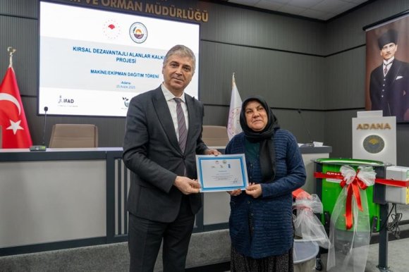 ADANA’DA 16’SI KADIN 32 ÇİFTÇİYE MAKİNE DESTEĞİ