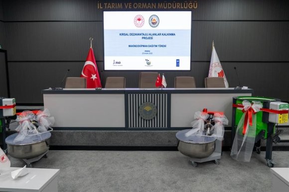 ADANA’DA 16’SI KADIN 32 ÇİFTÇİYE MAKİNE DESTEĞİ