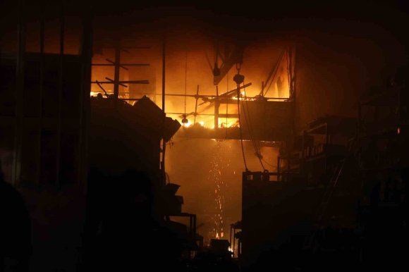 SANAYİ SİTESİ’NDE ÇIKAN YANGINDA 9 İŞ YERİ ZARAR GÖRDÜ