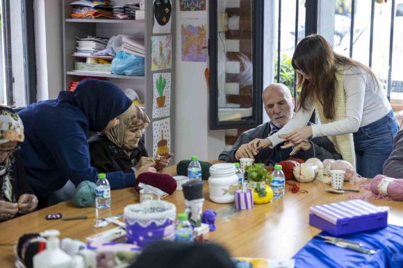 ALZHEİMER HASTALARI SANAT TERAPİSİYLE HAYATA TUTUNUYOR