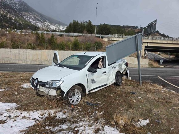 OTOMOBİL İLE TIR ÇARPIŞTI